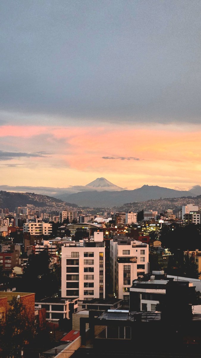 dariodavid22's tweet photo. El Cotopaxi después del famoso Cordonazo de San Francisco esta tarde en #Quito 🤩 https://t.co/QhIRt2pgGW