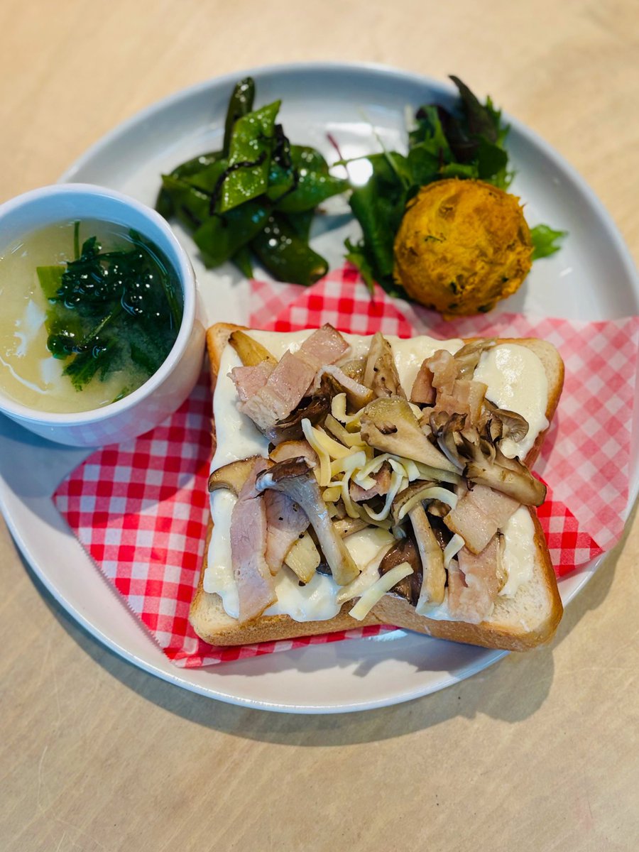 MaaaruiCafe's tweet photo. 【10/5月】

月曜日は、まぁるいカフェのパンの日

きのことベーコンのグラタントースト

冬瓜と空心菜の塩こうじスープ
万願寺とうがらしとモロッコインゲンの塩こんぶサラダ
名寄産かぼちゃのサラダ

1100

#すぎなみ野菜
とうがらし、空心菜、冬瓜 https://t.co/N9No7KdIjZ