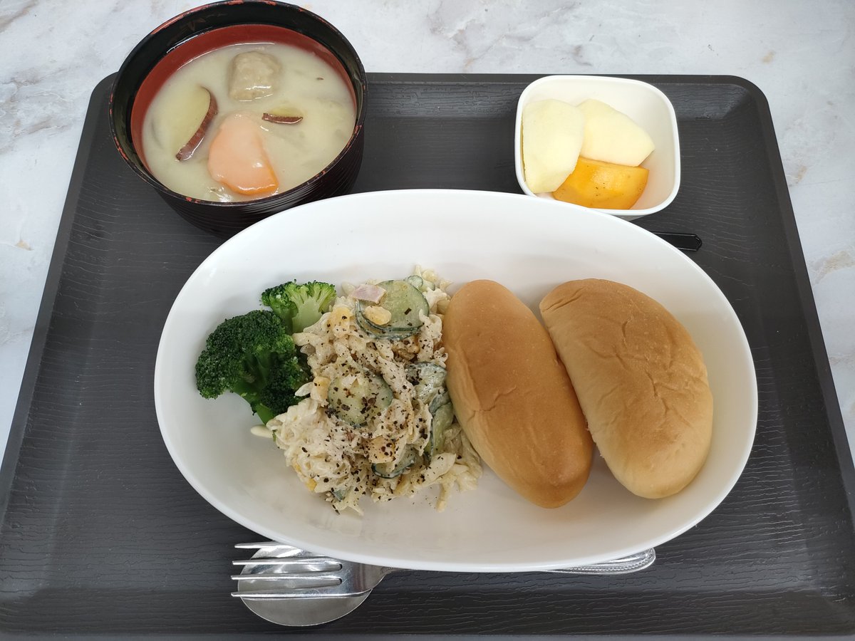 sagyousho1011's tweet photo. 本日はシチュー、サラスパ、コッペパン、柿、リンゴです❗️
いただきまーす🍴✨️ https://t.co/nYGiWVYh2I