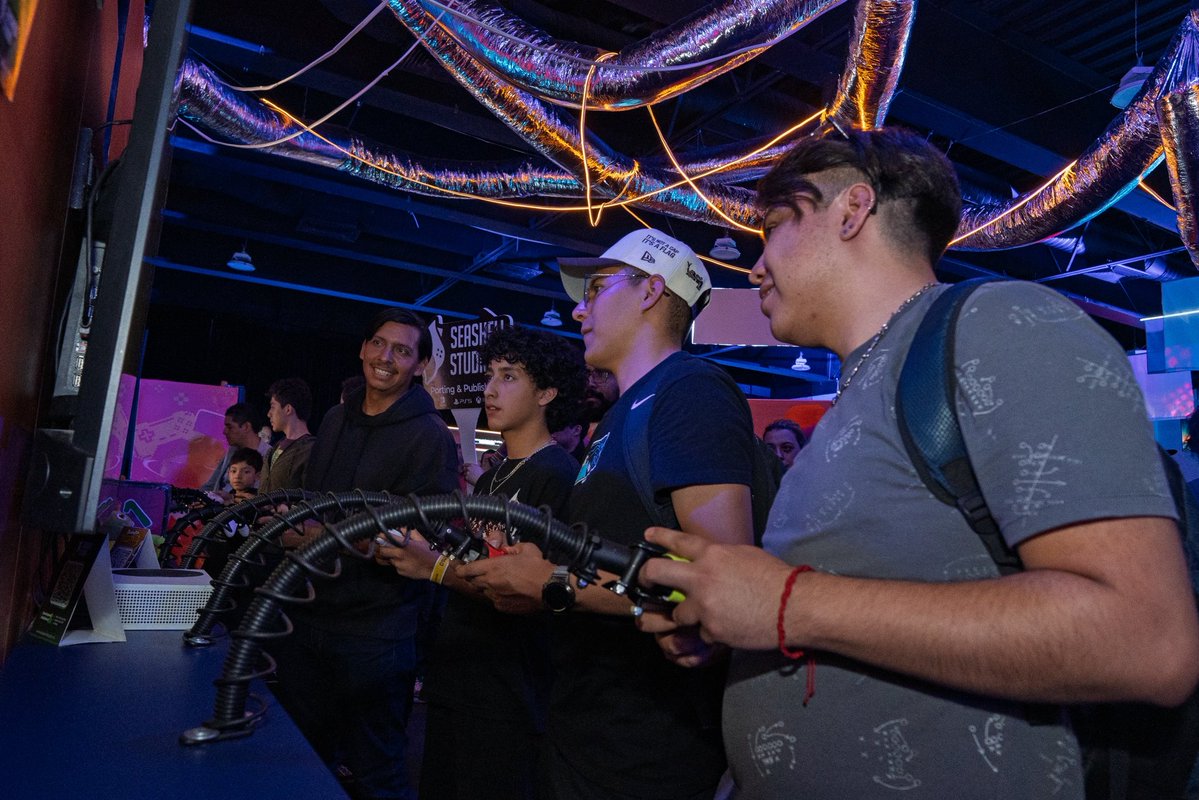 Superindiegam3s's tweet photo. El segundo día de Banamex Super Indie Games estuvo lleno de videojuegos, talento, conversaciones, nuevos proyectos y momentos que nos recuerdan por qué nos encanta tanto esta industria. 👾 https://t.co/s4vBJu8IlG