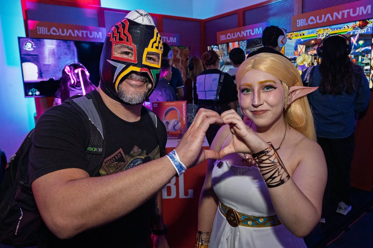 Superindiegam3s's tweet photo. El segundo día de Banamex Super Indie Games estuvo lleno de videojuegos, talento, conversaciones, nuevos proyectos y momentos que nos recuerdan por qué nos encanta tanto esta industria. 👾 https://t.co/s4vBJu8IlG