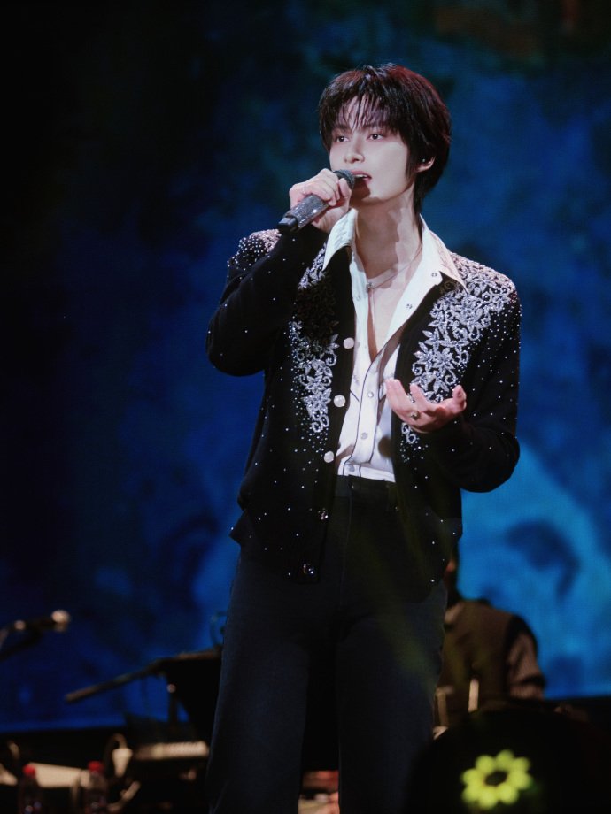 WorldwideCarats's tweet photo. [INFO] #JUN Weibo update. 😸

"Beyond the pavilion, along the old road. Many thanks to Mr. Steve Chou for the invitation."

🔗 https://t.co/zGjmKR56bQ

#준 #文俊辉 #SEVENTEEN #세븐틴 @pledis_17 https://t.co/4uWNxXy7Mr