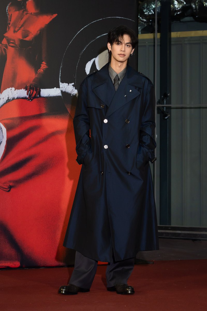 Ting_ThinkThing's tweet photo. ไบร์ท วชิรวิชญ์ #bbrightvc เยือนไต้หวันในรอบ 3 ปี ร่วมงาน 2026 Taipei Fashion Week × VOGUE FNO ณ Taipei Music Center ในฐานะแขกพิเศษ และ Friend of VOGUE

#TaipeiFashionWeekxBRIGHT
#TPEFWSS27xBRIGHT

โดยบรรยากาศงาน 2026 Taipei Fashion Week × VOGUE FNO เต็มไปด้วยความคึกคักตั้งแต่ก่อนเริ่มงาน เมื่อแฟน ๆ จำนวนมากมารอต้อนรับและส่งเสียงเชียร์อย่างอบอุ่น นอกจากร่วมเดินพรมแดงแล้ว ไบร์ท ยังเข้าร่วมชม Cross-Over Fashion Show หนึ่งในไฮไลต์ของ Taipei Fashion Week ปีนี้ ท่ามกลางเหล่าคนดังและบุคคลในแวดวงแฟชั่นที่มาร่วมงานอย่างคับคั่ง

ถือเป็นช่วงเวลาที่น่าจับตามองของ ไบร์ท บนเวทีแฟชั่นระดับนานาชาติ และสะท้อนบทบาทของศิลปินไทยที่ได้รับความสนใจในแวดวงแฟชั่นทั่วโลกอย่างต่อ เพราะเขาเพิ่งเสร็จสิ้นภารกิจจากแฟชั่นวีคที่ลอนดอนและปารีส ก่อนมุ่งหน้าสู่ไทเป อีกหนึ่งจุดหมายสำคัญในตารางแฟชั่นของไบร์ทในปีนี้
