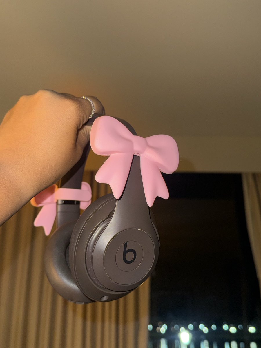 EnvviiRen's tweet photo. I like my combo better 🎀 … #beats https://t.co/crBncxUESA