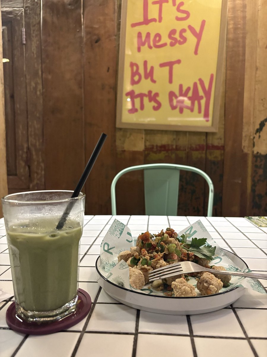 maninscrub's tweet photo. Kemaren abis nongki di ruangnamu depok, ternyata enak vibesnya, ada live musicnya dah lama ga ke tempat kek gini , minusnya cuman banyak asep rokok tapi ga over, makannya terjangkau banget 8,5/10 https://t.co/C2yy21OTTe