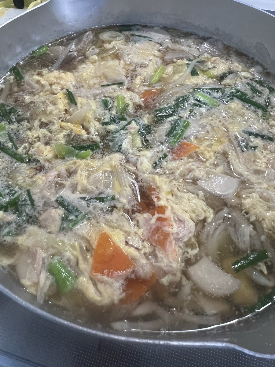 ItoYassi's tweet photo. #おうちごはん #家庭料理
今日は休み明けだけど、午後イチからの早出勤(>_<)（いつも��21時から）
自分の弁当用にチャーハン。
あとは少し早いけど夕食用に玉子野菜スープ🍲を作ったよ。 https://t.co/weX81PhBKG