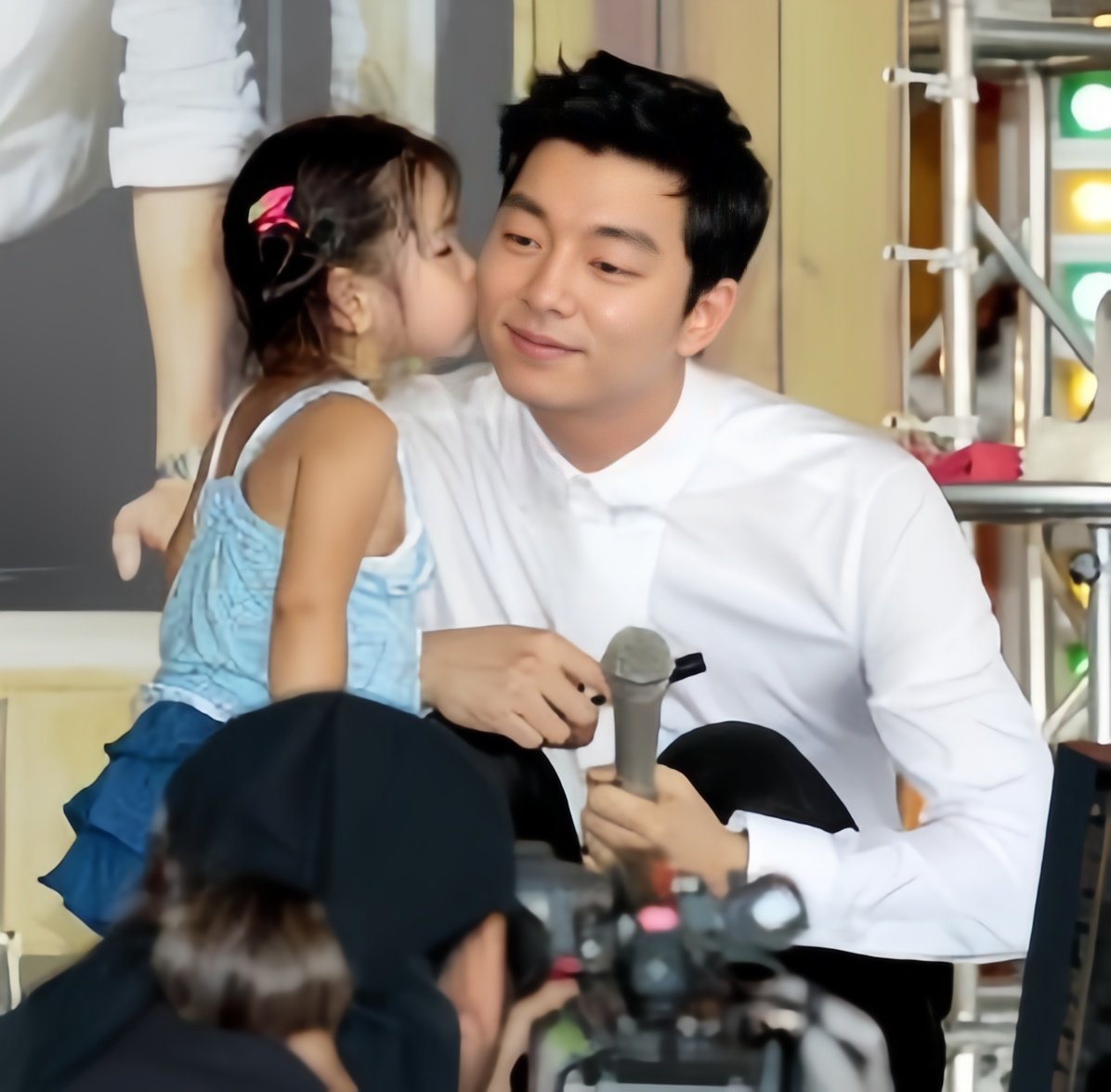 KongKongTheCat's tweet photo. Wait, is this the girl? 😭 This was the Odaiba event in Tokyo 16y ago when Gong Yoo was promoting Coffee Prince 🥹 https://t.co/pcqIhk2yKh