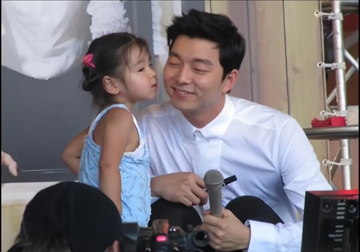 KongKongTheCat's tweet photo. Wait, is this the girl? 😭 This was the Odaiba event in Tokyo 16y ago when Gong Yoo was promoting Coffee Prince 🥹 https://t.co/pcqIhk2yKh