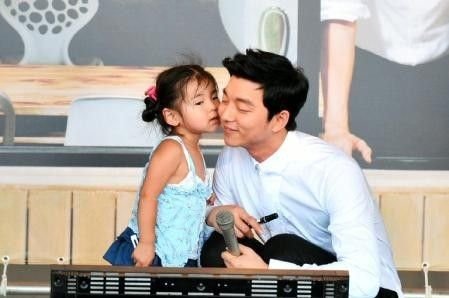 KongKongTheCat's tweet photo. Wait, is this the girl? 😭 This was the Odaiba event in Tokyo 16y ago when Gong Yoo was promoting Coffee Prince 🥹 https://t.co/pcqIhk2yKh