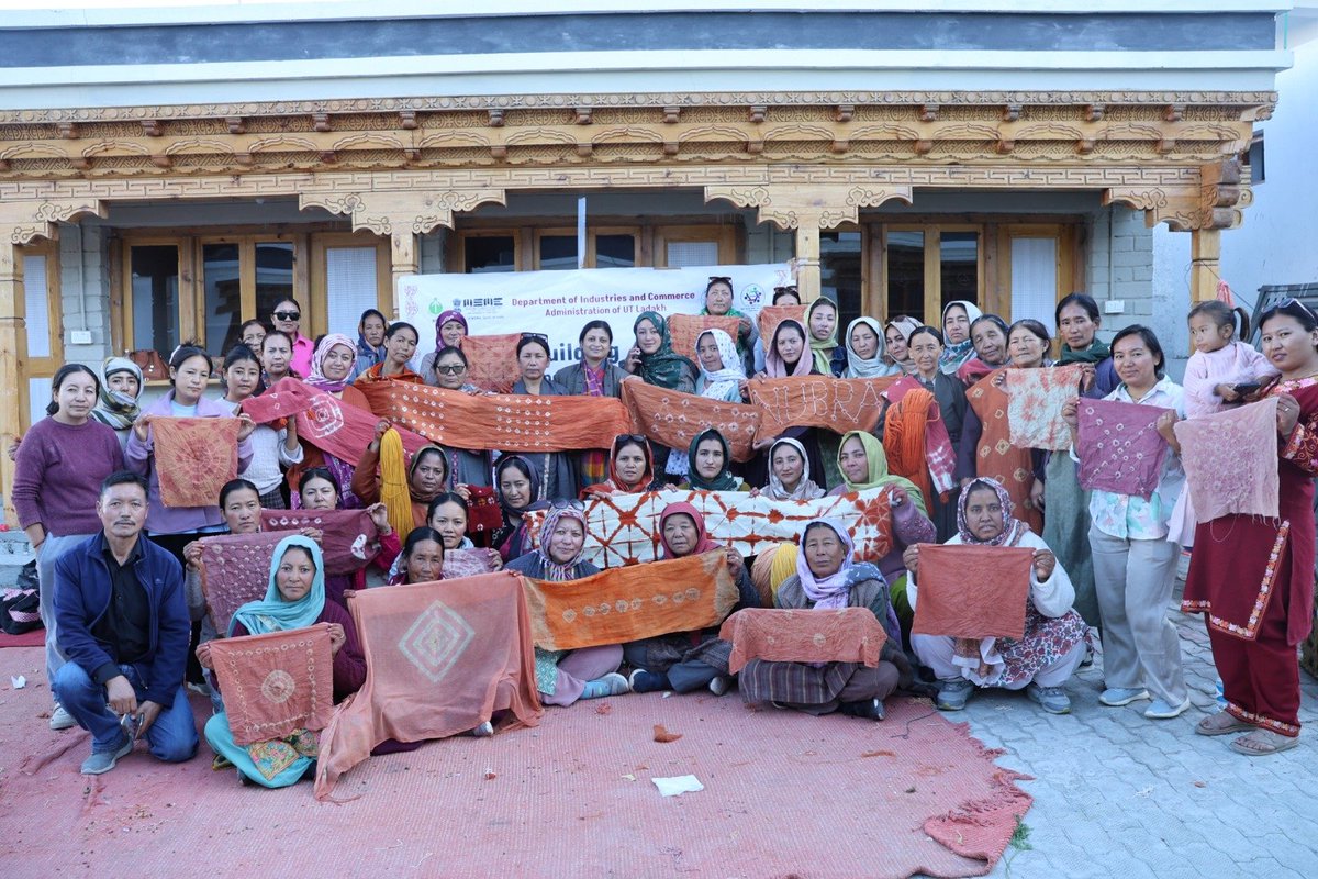 handloomleh's tweet photo. 😊 Happy faces in Nubra as the Handloom Department concludes a Dyeing Technique Upgradation Course, empowering artisans with improved skills, techniques and new creative possibilities. 🎨
#Handloom #Nubra #Ladakh #SkillUpgradation
@lg_ladakh
@ashishkundra
@DIPR_Ladakh https://t.co/TqvAGlnf66