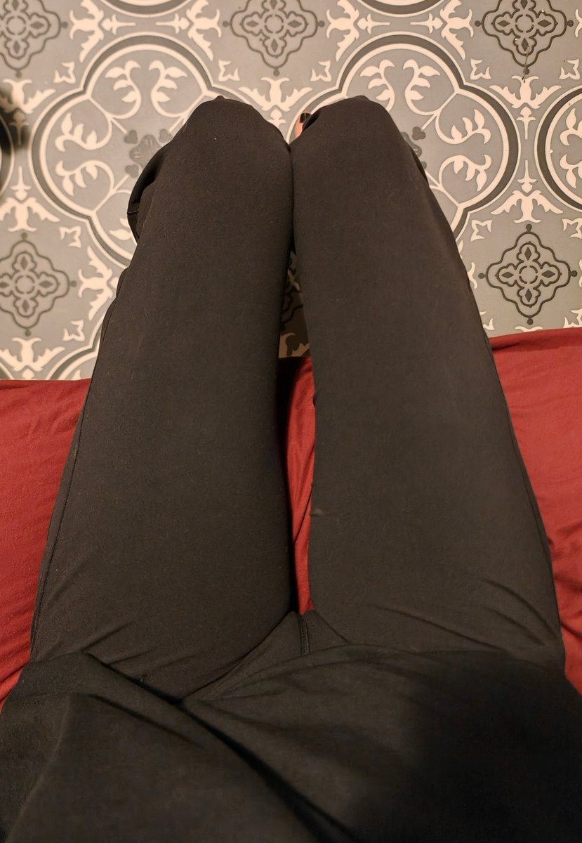 SubstantialFog's tweet photo. from knees not being able to touch, to thigh gap when sitting down 😭 https://t.co/PDjPiyJ4fH