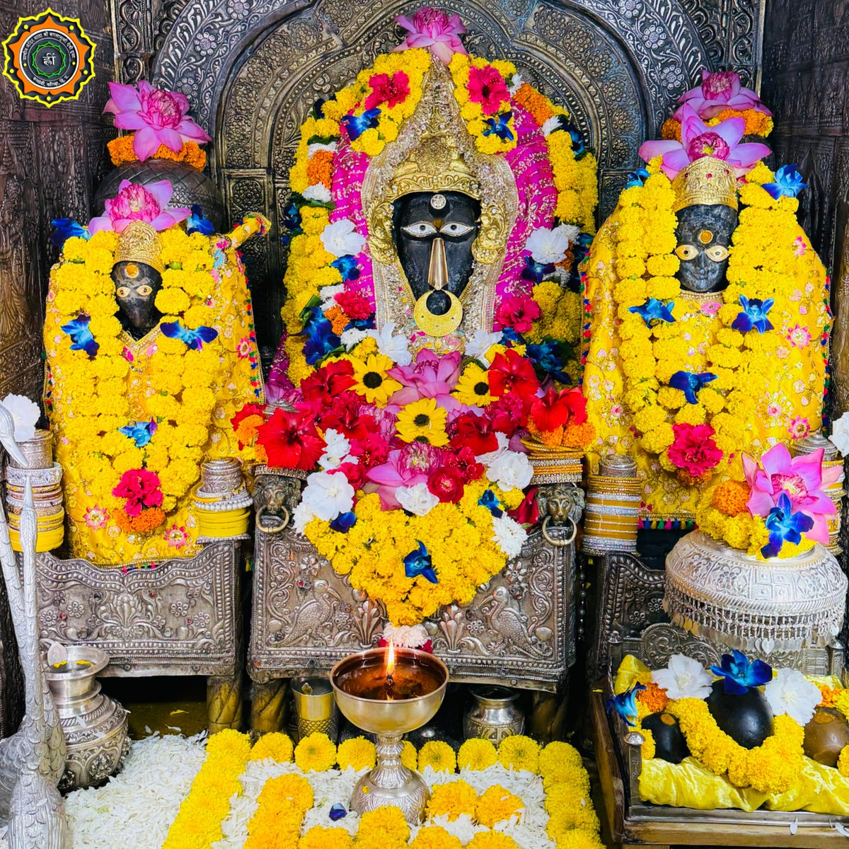 MaaBaglamukhii's tweet photo. श्रृंगार दर्शन ।।
॥ ॐ ह्लीं बगलामुखी सर्व दुष्टानां वाचं मुखं पदं स्तंम्भय जिव्हां कीलय बुद्धिं विनाशय ह्लीं ॐ स्वाहा ॥ 👣जय माँ बगलामुखी जी 👣🌹आज के अलौकिक दर्शन🌹 5th October 2026 ✨Mahant Shri Rajat Giri ji ✨ https://t.co/dHkKGzAIkg