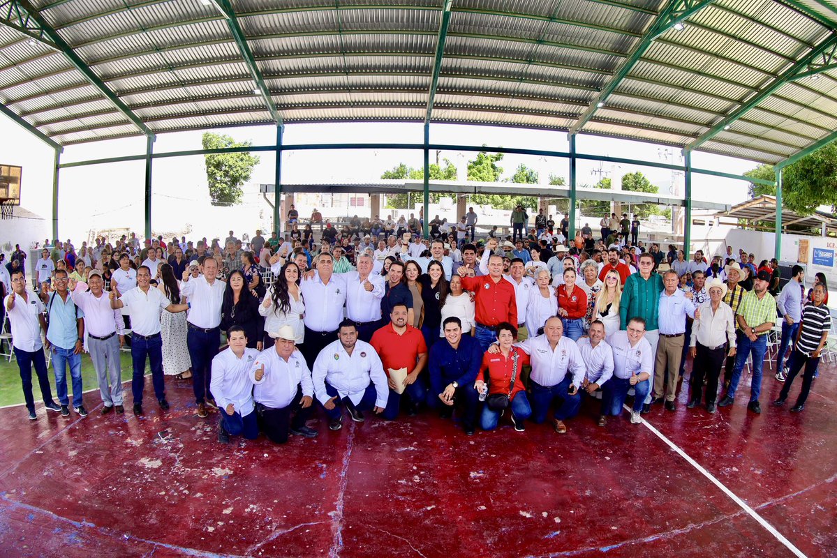CDEPRISinaloa's tweet photo. Esta tarde acompañamos a nuestros Defensores de Sinaloa, la senadora @palomaSnchez y el diputado federal @MarioZamoraG, en la reunión informativa de la Asociación Civil Rastra Social Campesina.

Nuestro presidente @cesargerardol, la secretaria general @LilianaCardena5, la dirigencia del PRI Eldorado y representantes de distintos municipios y sectores del PRI Sinaloa también estuvieron presentes.

Agradecemos al presidente de Rastra Social Campesina, Marcos García Espinoza, por la invitación y por abrir este espacio de diálogo con el sector campesino.

Seguimos escuchando, sumando voces y fortaleciendo el trabajo cercano a las comunidades. 💚🤍❤️

#PRISinaloa #DefensoresDeSinaloa #CercaDeLaGente #SinaloaSeConstruyeEnEquipo