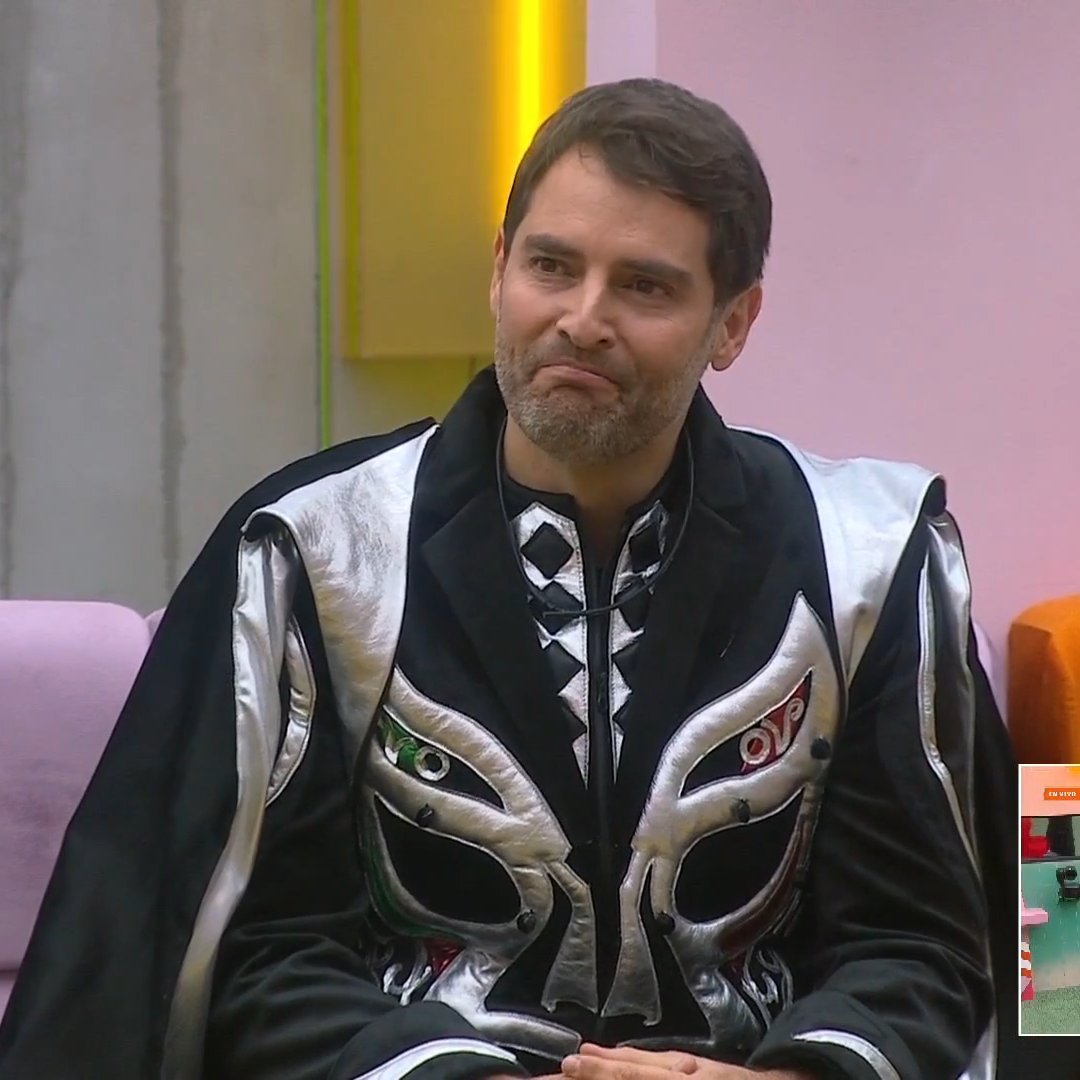 Katmeowpower's tweet photo. Parece un mago, un héroe, un REY!

MEMO YA GANÓ porque estamos viendo su outfit final de Lucha Libre ! ! Y es divino! 😭✨️

#LaCasaDeLosFamososMx https://t.co/kxoiieXK2o