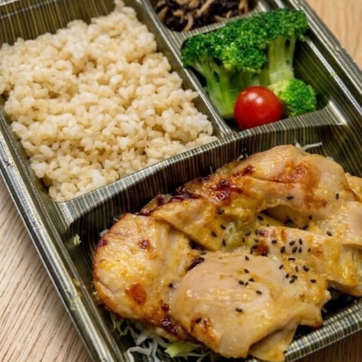 ibarakirobots's tweet photo. ■フード情報■

━━━━━━━━━━━━
#筋肉食堂 × #茨城ロボッツ
━━━━━━━━━━━━

10/11(日) #名古屋ダイヤモンドドルフィンズ 戦で、選手が練習後に食べている「筋肉食堂」のお弁当を販売します🍱
※「筋肉食堂」はTANPAC株式会社が提供する、高たんぱくな食事を楽しめるサービスです。

✅「鶏モモ肉の塩麹弁当(玄米)」
1,300円(税込)

📅販売期間
10/5(月)12:00～10/9(金)22:00

📍お渡し時間、場所
1Fチケット売り場・関係者受付付近、13:30〜15:00

📱販売方法
事前決済「Putmenu」にてご注文いただき、試合当日に会場でお弁当をお受け取りください。
※販売開始時間までURLは無効となります

▼ご注文はこちら
https://t.co/T7t6bZ2qBR

選手のリカバリー飯を食べて、試合前にパワーチャージしてください🔥