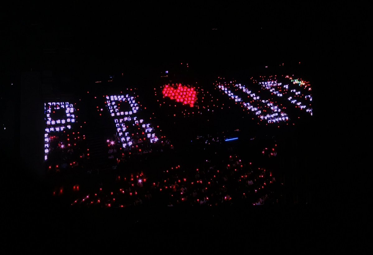 sweetpotatobun's tweet photo. เมื่อวานตอนโปรเจกต์เพลงสักวันฉันจะหายดี  บนสแตนด์เปิดกล่องไฟเป็นคำว่า PR❤️UD คุณอิงค์ที่พยายามฮึบตอนร้องเพลงนี้มา��ั้งแต่รอบแรก รอบนี้ฮึบไม่อยู่แล้ว 🥹 ไม่เป็นไรนะ ���ลปร้องไห้ไป คนดูช่วยร้องเพลงให้แทนเอง เก่งมากเลยนะคุณวรันธร 🫳

#INK_SYNTHPHONY_CONCERT
#INK_SYNTHPHONY_CONCERT_D2 https://t.co/8U28bWF5Vw