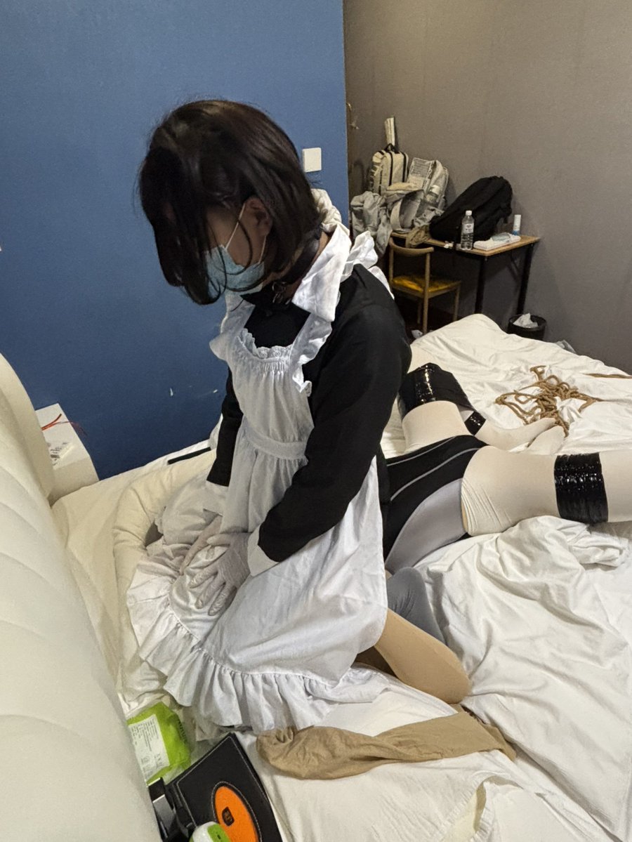 LILI1414969167's tweet photo. 爽玩😋#zentai #全包 #丝袜 #窒息 https://t.co/u2YMHcfXLt