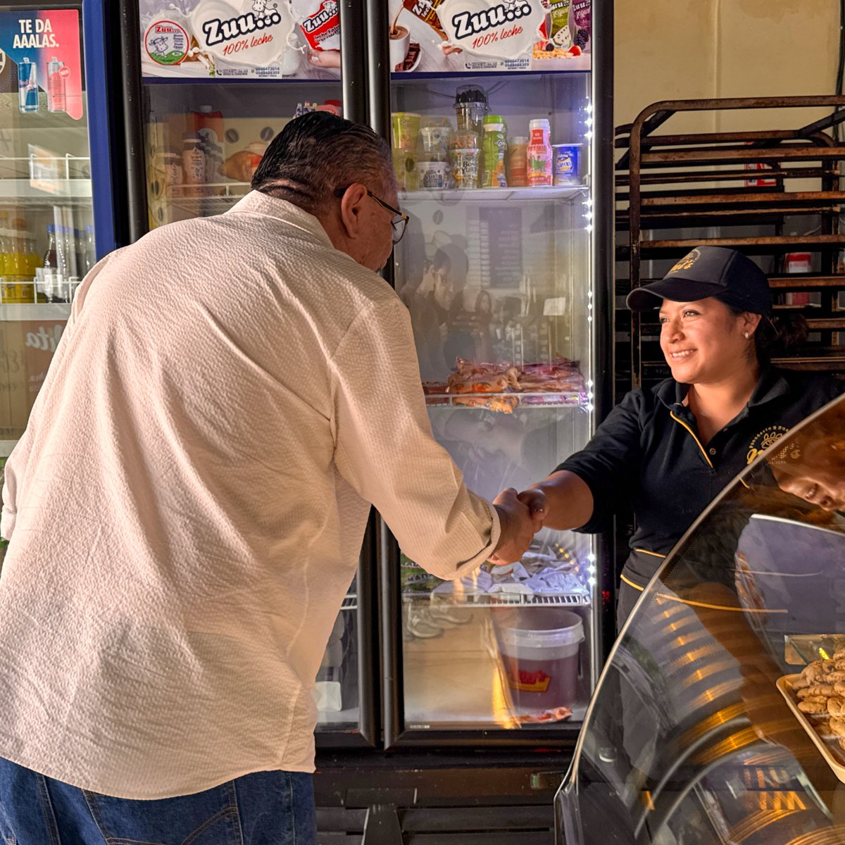 CRISCORONELZU's tweet photo. Paso a paso, calle a calle, seguimos recorriendo #Rumiñahui. 💙

En San Pedro caminamos junto a nuestros vecinos, escuchando sus ideas y construyendo juntos el cantón que queremos. 🤝

¿Qué cambiarías en tu barrio? 👇
#RumiñahuiVencerá #CristianSabeCómo https://t.co/OEXdFVJLhx