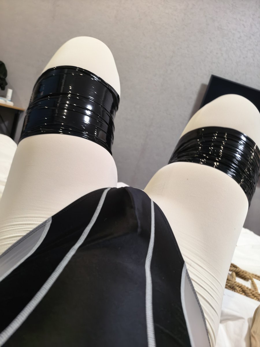LILI1414969167's tweet photo. 爽玩😋#zentai #全包 #丝袜 #窒息 https://t.co/u2YMHcfXLt