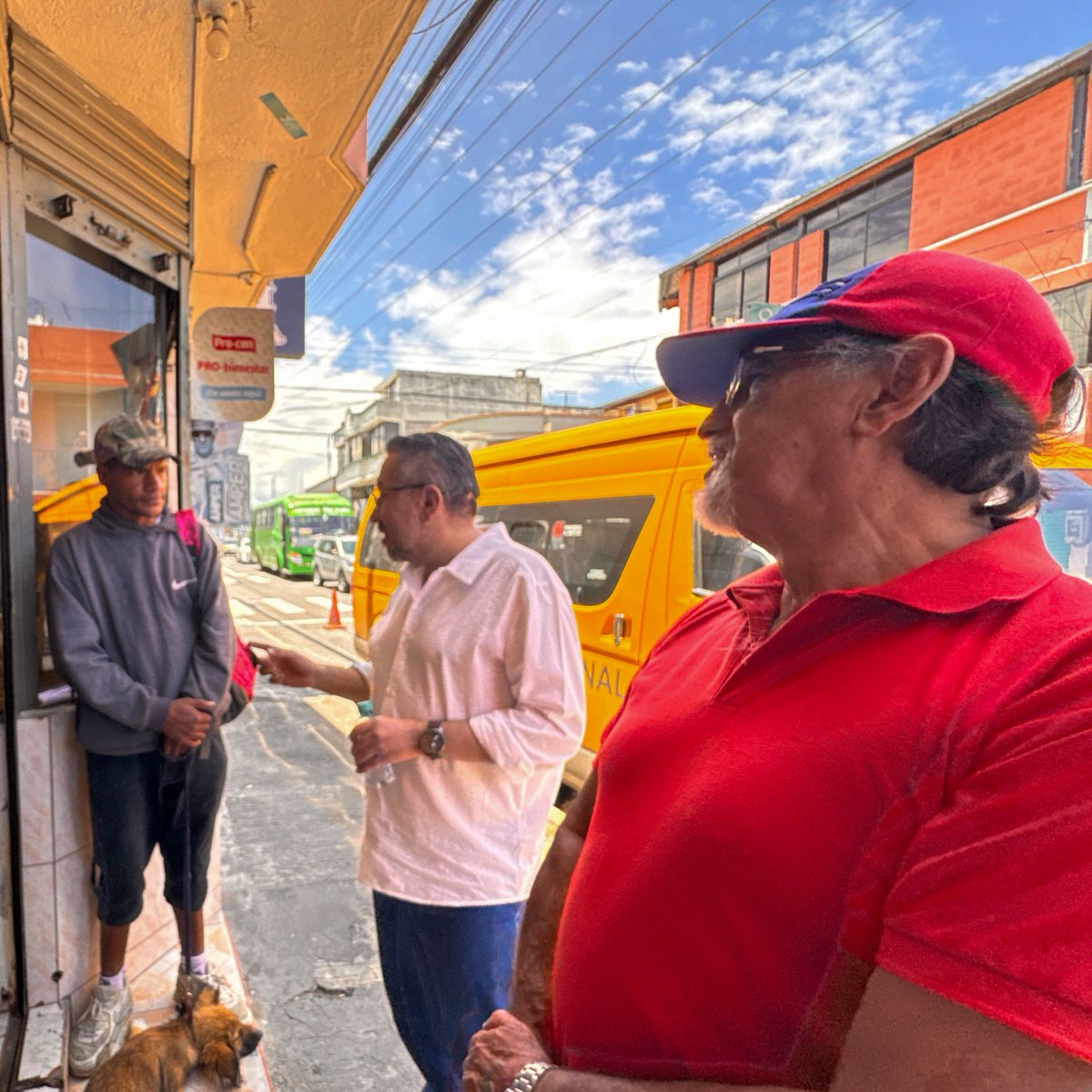 CRISCORONELZU's tweet photo. Paso a paso, calle a calle, seguimos recorriendo #Rumiñahui. 💙

En San Pedro caminamos junto a nuestros vecinos, escuchando sus ideas y construyendo juntos el cantón que queremos. 🤝

¿Qué cambiarías en tu barrio? 👇
#RumiñahuiVencerá #CristianSabeCómo https://t.co/OEXdFVJLhx