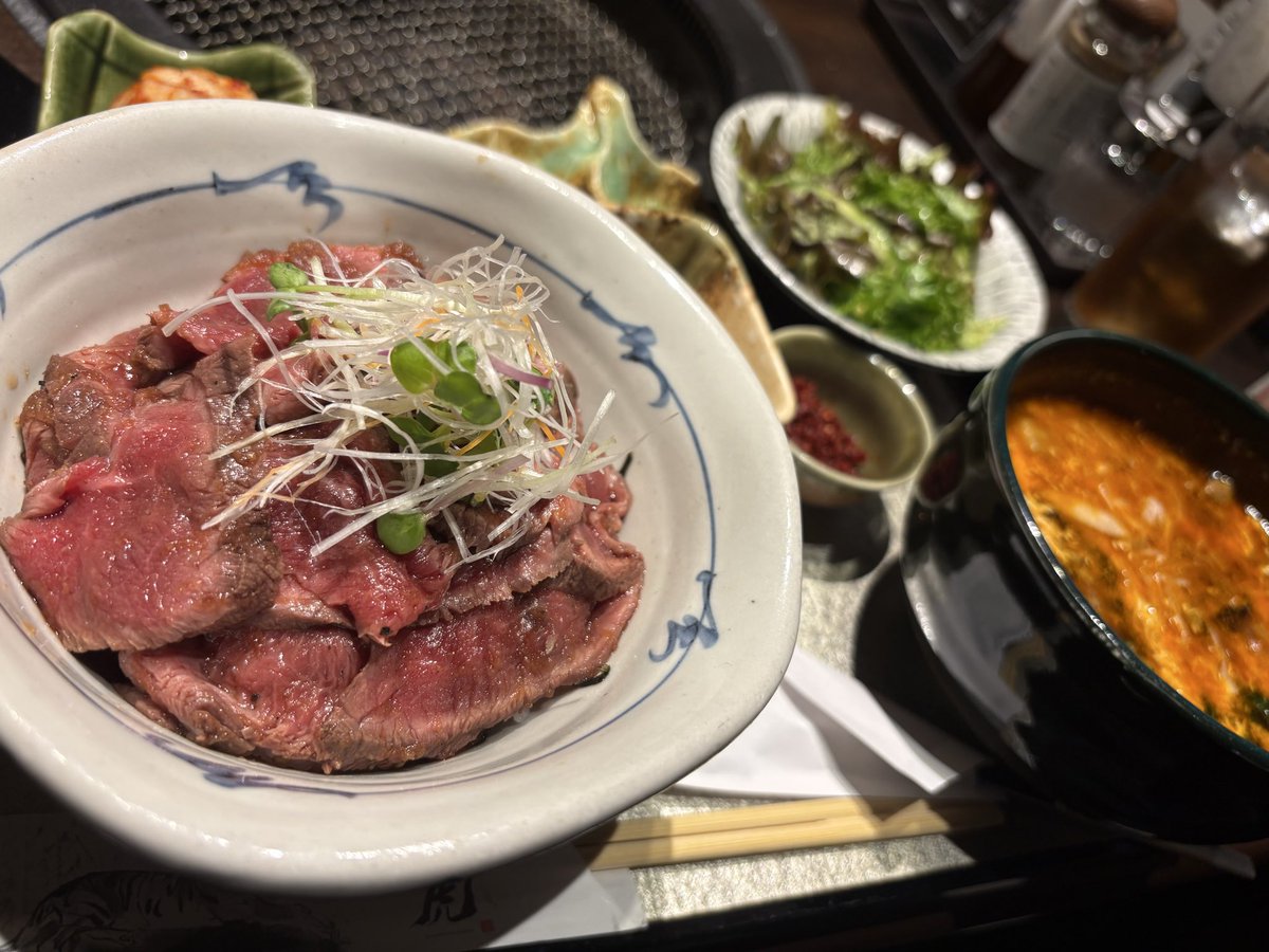 miboc0211's tweet photo. これは仙台でいちばん美味い(私調べ)ローストビーフ丼 https://t.co/tXRd3Be87t
