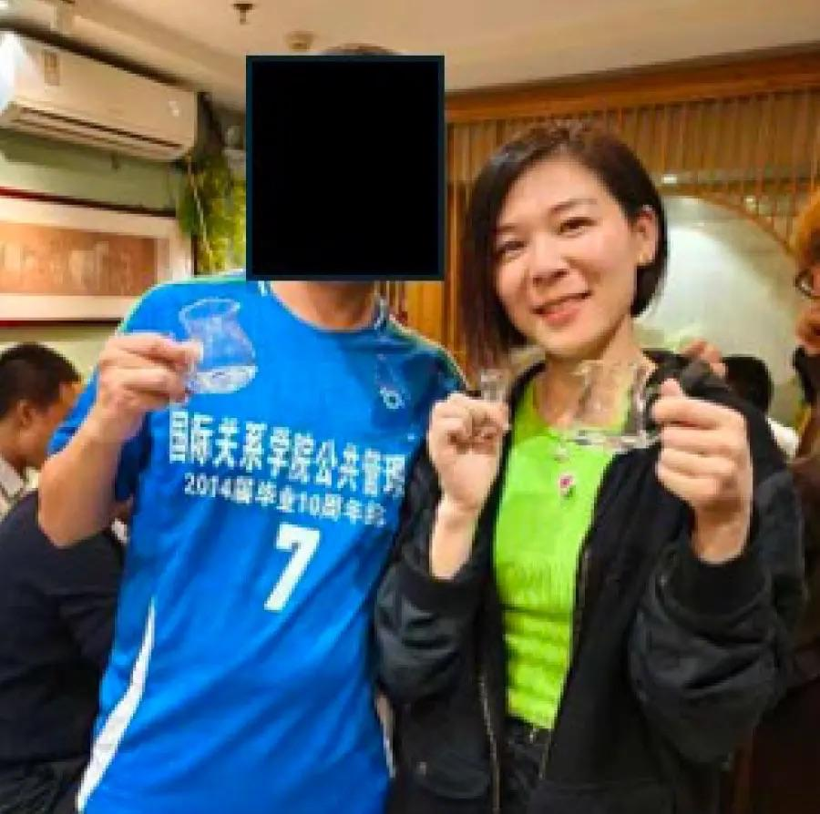 whyyoutouzhele's tweet photo. 中国间谍在美国监视赖清德之子，登机离开美国前当场被捕

10月4日，据美国媒体报道，美国联邦调查局在洛杉矶国际机场逮捕加州地产经纪人张婉莹（Wanying "Heather" Zhang，34岁），指控她在未登记的情况下充当中国政府代理人。
据起诉书显示，张婉莹于2025年6月在中国长沙与一名与国安部有关联的官员会面并接受任务，随后于同年9月与同伙飞抵西雅图，对台湾总统赖清德之子赖廷宇的住所进行拍摄和监视，并将相关视频及车牌信息发送给中方处理人员。
FBI称，相关照片和位置信息或可被中国用于在潜在冲突中要挟台湾总统。