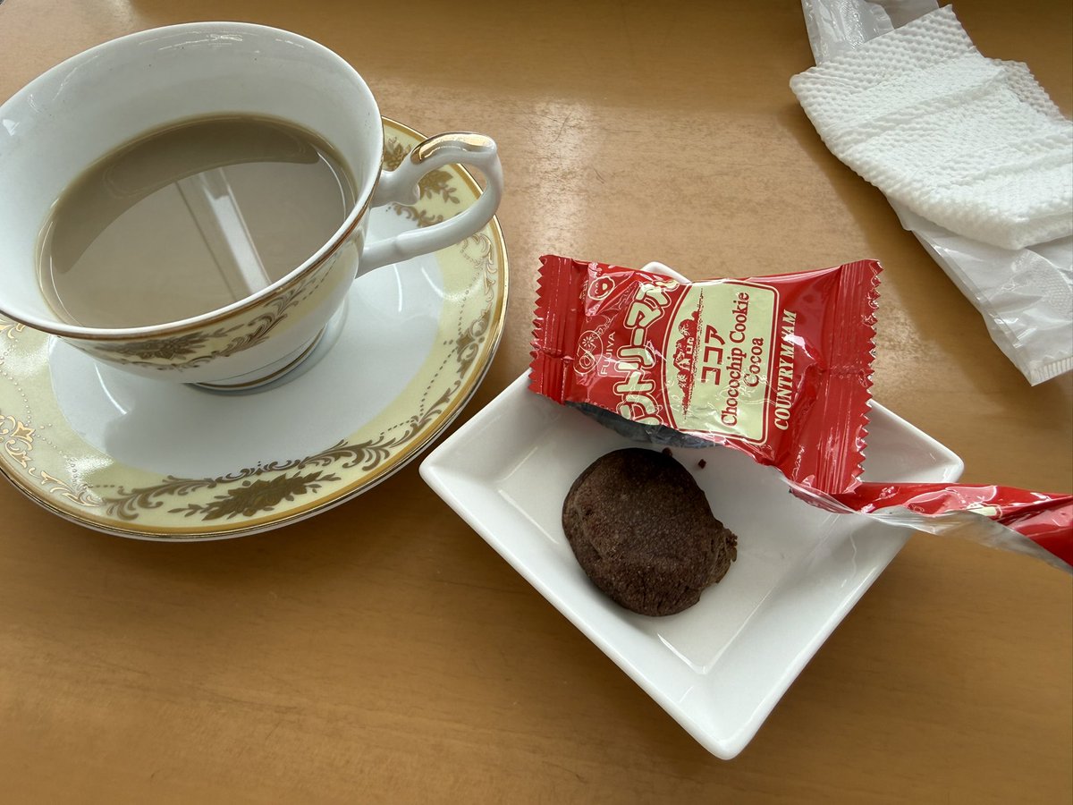 yuppy0719's tweet photo. 車の点検を待ってる間に飲み物とお菓子を出してくれるんだけど、カントリーマームってこんな小さかったっけ？😨値上げしないで内容量を減らしたのかなぁ。
こんなところにも物価高の影響が、、、😓 https://t.co/9IdOYTUb6N