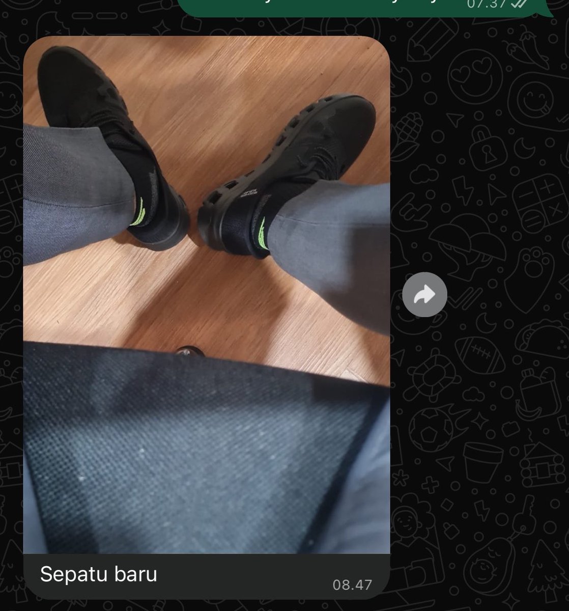 sow0oju's tweet photo. Sepatu baru grgr yang lama dicolong org pas jumatan wkwkw tp seneng bgt dia dipamer2in terus😭 kyk belinya bukan sm gw aja😭 https://t.co/lih8VyYpBH