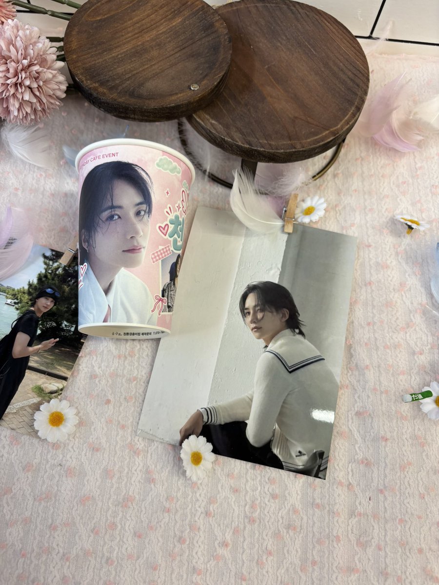 jjong_cherry's tweet photo. ジョンハンのセンカ巡り🪽
装飾も特典もかわいかったです！ありがとうございました💕

@Ing_Cafe https://t.co/Y9Twgt4D44