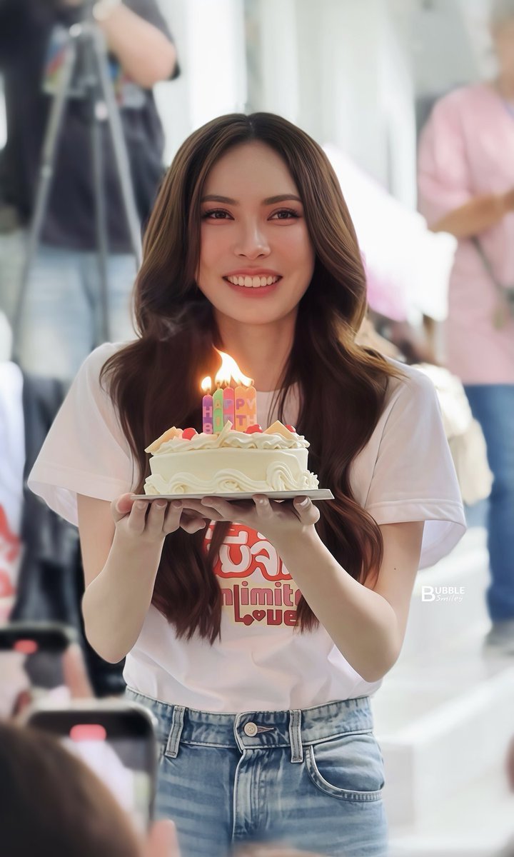 itscharlottyfam's tweet photo. Happy Birthday Smiley ทุกคน
ครบรอบ 4 ปีแล้วนะ ขอบคุณที่เป็นรอยยิ้ม และเป็นพื้นที่เซฟโซนที่อบอุ่นให้กันเสมอ
ขอให้พวกเรา Smiley เป็นความสุขและความสบายใจของกันและกันแบบนี้ไปนานๆ
แล้วเติบโตไปด้วยกันเรื่อยๆ นะ 🤍🎂

HAPPY 4th BIRTHDAY SMILEY
#4yrsSmileyofCharlotte
@itscharlotty https://t.co/ueTlzbWhDD