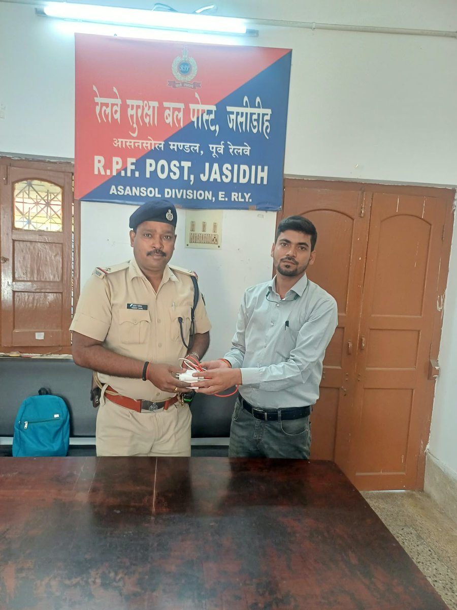 rpferasn's tweet photo. #OperationAmanat: #RPF Post Jasidih Asansol Division recovered a mobile charger, worth Rs.2000/- and handed over to the owner after verification. https://t.co/vrhcArSqS3