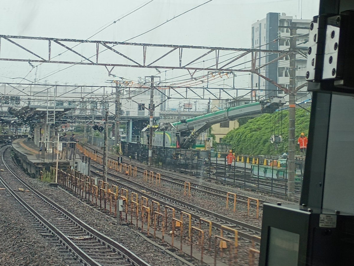 NTH583AYSKRH's tweet photo. 膳所駅に留置中のJR東日本鉄道クレーン車
いやデカいデカすぎる
既に鉄骨？の積み下ろし作業始めてるようだけどやっぱりそういうこと…？ https://t.co/2nnDZZEcMk