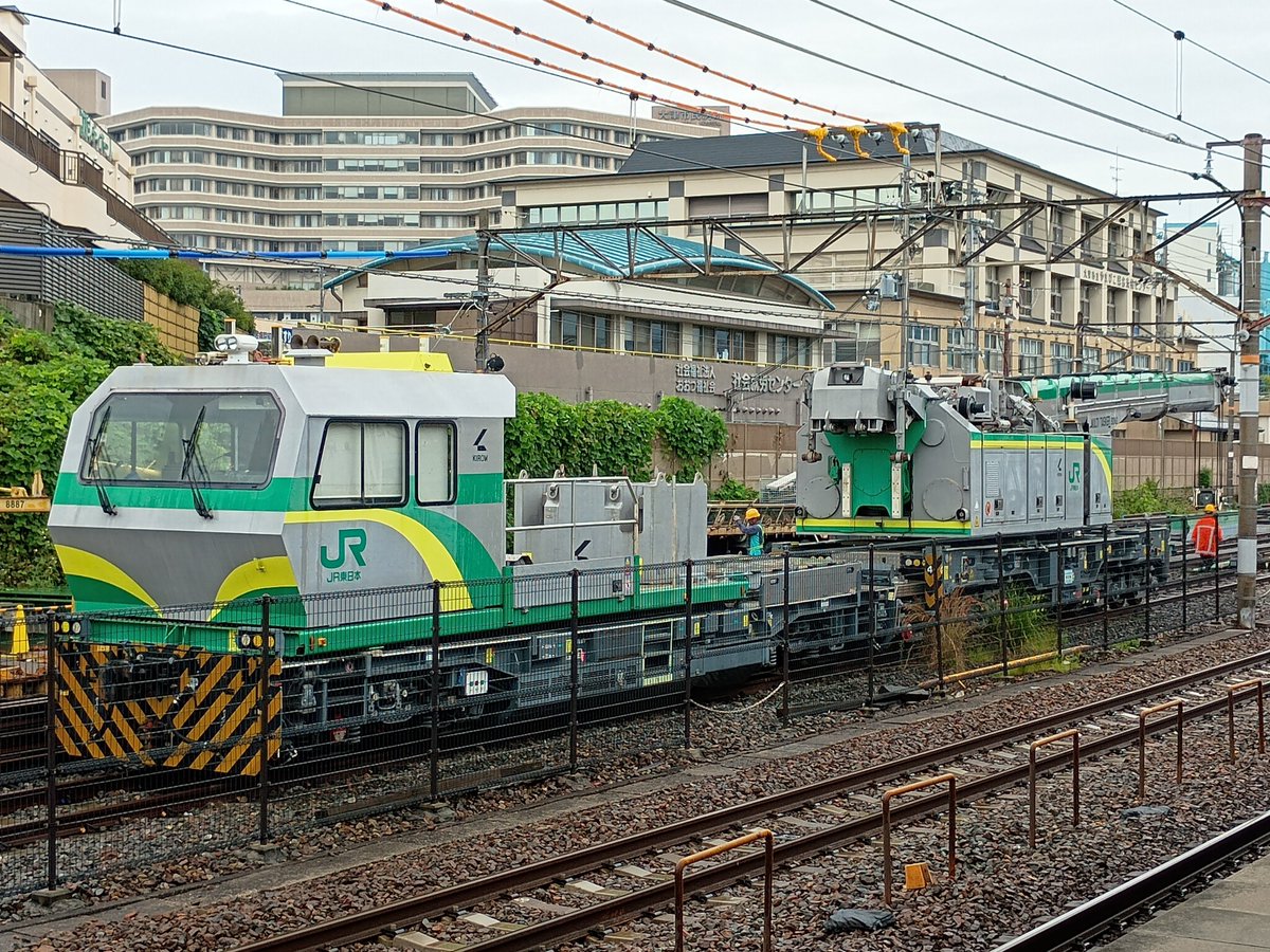 NTH583AYSKRH's tweet photo. 膳所駅に留置中のJR東日本鉄道クレーン車
いやデカいデカすぎる
既に鉄骨？の積み下ろし作業始めてるようだけどやっぱりそういうこと…？ https://t.co/2nnDZZEcMk