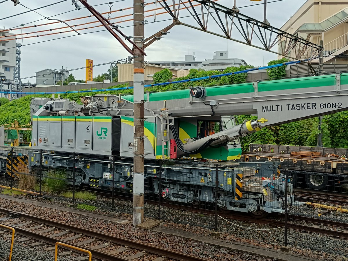 NTH583AYSKRH's tweet photo. 膳所駅に留置中のJR東日本鉄道クレーン車
いやデカいデカすぎる
既に鉄骨？の積み下ろし作業始めてるようだけどやっぱりそういうこと…？ https://t.co/2nnDZZEcMk