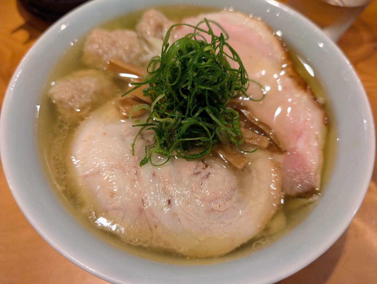 doitufree89401's tweet photo. 本日のひと麺
中華そばしば田@狛江駅
味玉塩そばワンタン麺大盛りをポチり太麺注文

極上の地鶏清湯。
比内地鶏や丹波黒どり地頭の地鶏のスープと煮豚の煮汁牡蠣帆立昆布等の塩ダレにネギ香味油の逸品‼️ひと口飲めば多彩な食材の重層的な旨み風味香りと奥深いコクが心と身体に沁み渡る‼️旨すぎます😆👍💯💯💯

国産小麦キタホナミやキタノカオリをブレンド使用の自家製手揉み太麺はプリモッチ食感小麦の香りで極上塩スープと絡むよ😄

ご馳走様でした✨️たいへん美味しく頂きました‼️😋