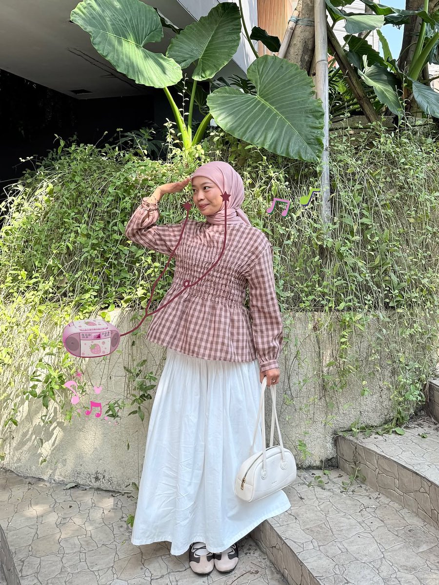 grotesquelyfab's tweet photo. smocked blouse + pink chocolate colored gingham pattern = COMBO YOU DIDN'T KNOW YOU'D FALL FOR 🩷🤎

udah gitu fitnya cantik, jahitannya rapi dan bahannya adem di kulit 🦭 https://t.co/hLApl39S5h