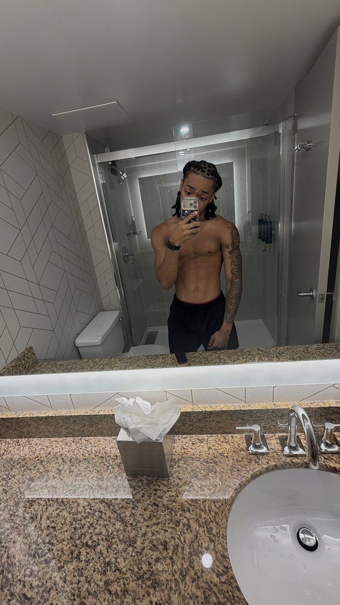 Sageyfmm's tweet photo. inna hotel by myself bored😒 #philly https://t.co/kdGMIlnkr6