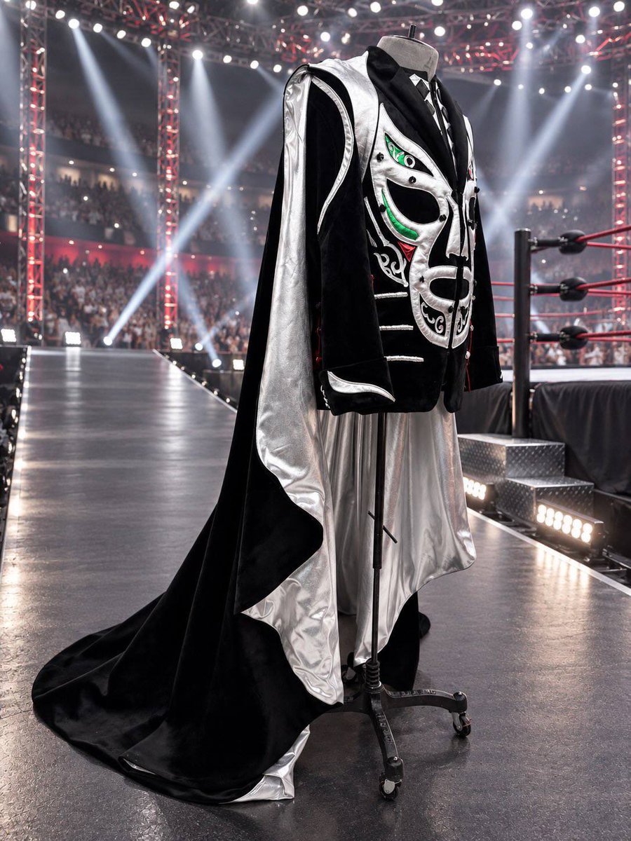 paugraje's tweet photo. INCREÍBLE el traje de Memo Schutz para la gran final de #LaCasaDeLosFamososMéxico 

Sin duda alguna, Juanma nos dejo ver su talento semana a semana. Ni él ni Memo esperaban llegar a donde llegaron y por eso cada semana creo una nueva vestimenta. 

¡A votar por Memo! 🖖 https://t.co/KeHc9SvXOm
