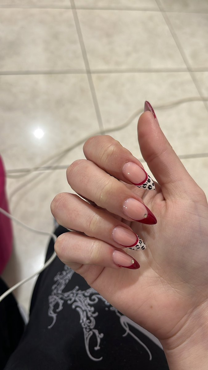 illvic00's tweet photo. cuando tu manicurista la rompe toda bueno así te amo lau me haces sentir linda cuando siento que soy la mujer menos valiosa y la más reemplazable del mundo https://t.co/UQZ1YrAxXE