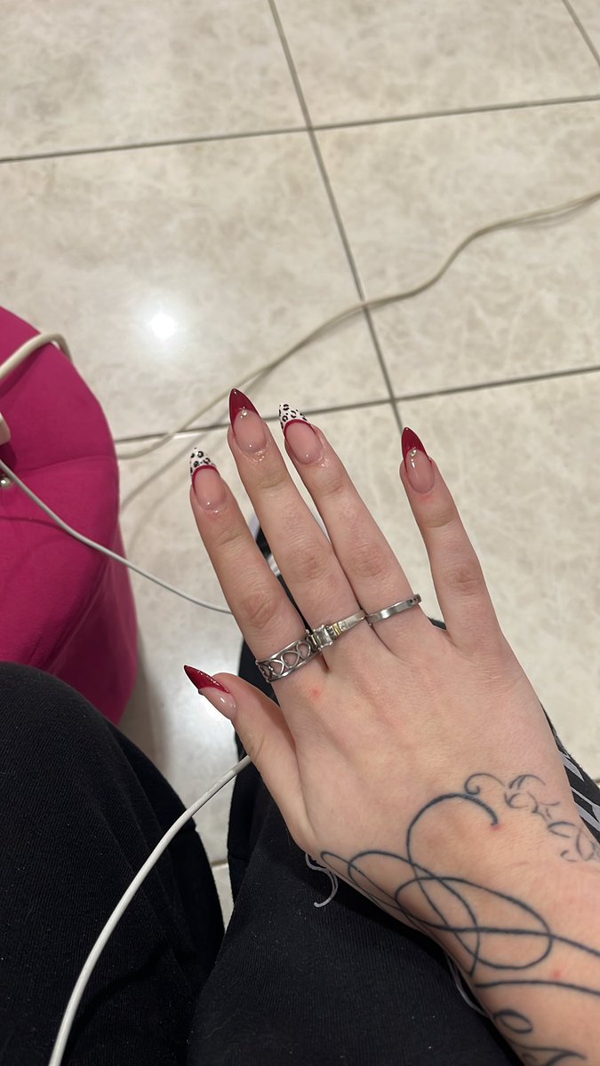 illvic00's tweet photo. cuando tu manicurista la rompe toda bueno así te amo lau me haces sentir linda cuando siento que soy la mujer menos valiosa y la más reemplazable del mundo https://t.co/UQZ1YrAxXE