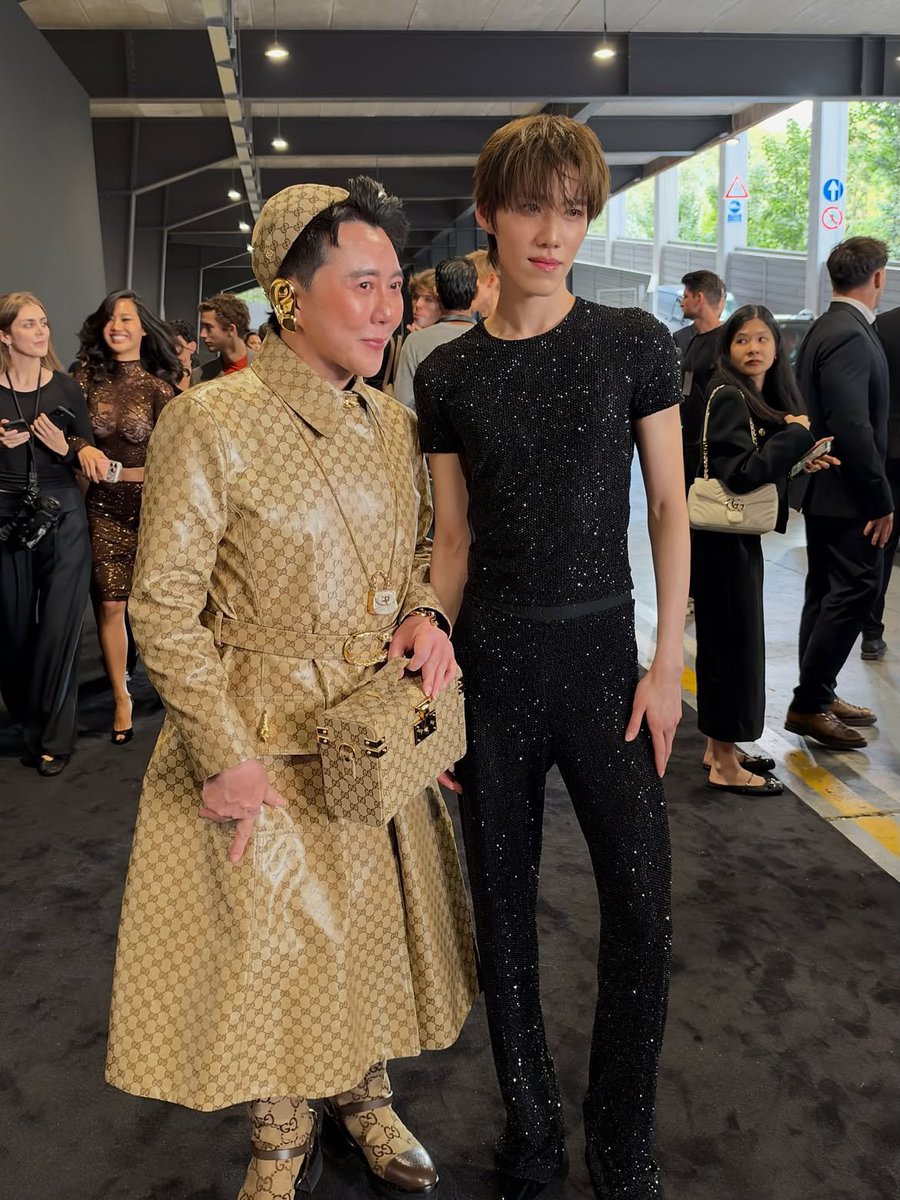 RRGGPP_'s tweet photo. ถ้าถามว่าลูกค้าคนสำคัญของเดมน่าในไทยคือใครก้คุณวสุนี่แหละหนึ่งในนั้น ลูกค้าระดับ vvip ลูกค้ากูตูร์ เห็นมาตั้งแต่บาเลน คุณเขาฟอลน้องพีพีมานานและครั้งนี้มาขอถ่ายรูปด้วย https://t.co/cN7p5BYjwq