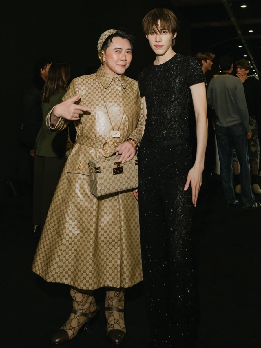RRGGPP_'s tweet photo. ถ้าถามว่าลูกค้าคนสำคัญของเดมน่าในไทยคือใครก้คุณวสุนี่แหละหนึ่งในนั้น ลูกค้าระดับ vvip ลูกค้ากูตูร์ เห็นมาตั้งแต่บาเลน คุณเขาฟอลน้องพีพีมานานและครั้งนี้มาขอถ่ายรูปด้วย https://t.co/cN7p5BYjwq