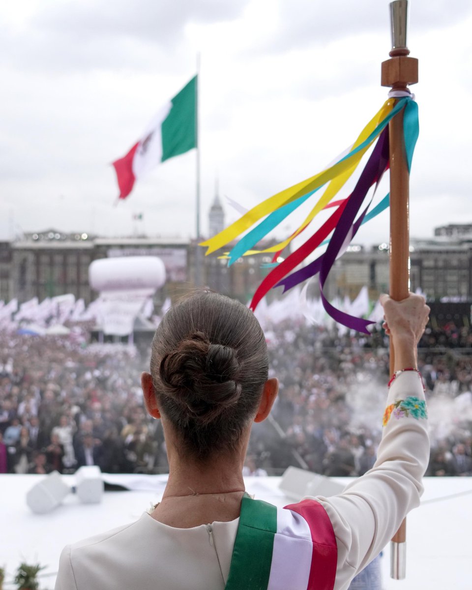 rosauraRuiz4's tweet photo. Este 1º de octubre se cumplieron dos años de gobierno de la primera científica al frente de la Presidencia de México. Ha sido un gran honor acompañarla a lo largo de este tiempo; gracias por su confianza, Presidenta @Claudiashein.

Reconocemos su profundo amor y compromiso con el pueblo. Desde la @Secihti_Mx seguiremos trabajando sin descanso para desarrollar el potencial científico, tecnológico y de innovación de nuestra Patria. No tenemos derecho a fallar.