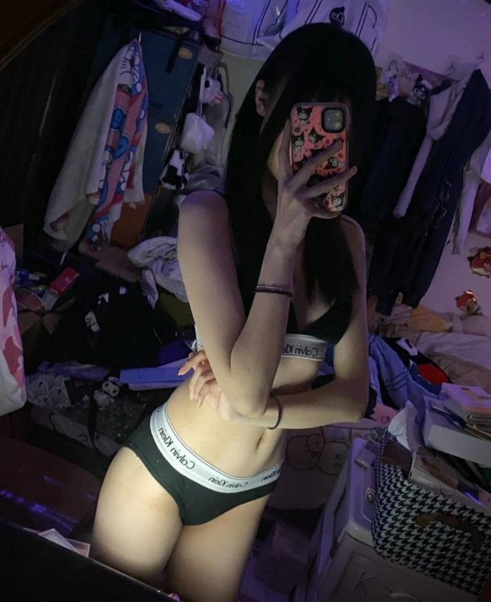 angela88ro3's tweet photo. 本人19岁            
是高三女学生      
日常除了在遛猫就在追动漫         
不知道会不会有男生加v跟我聊天🥹              
 是本人。 真的是本人 私信都给看福 https://t.co/XafjnAGBnB