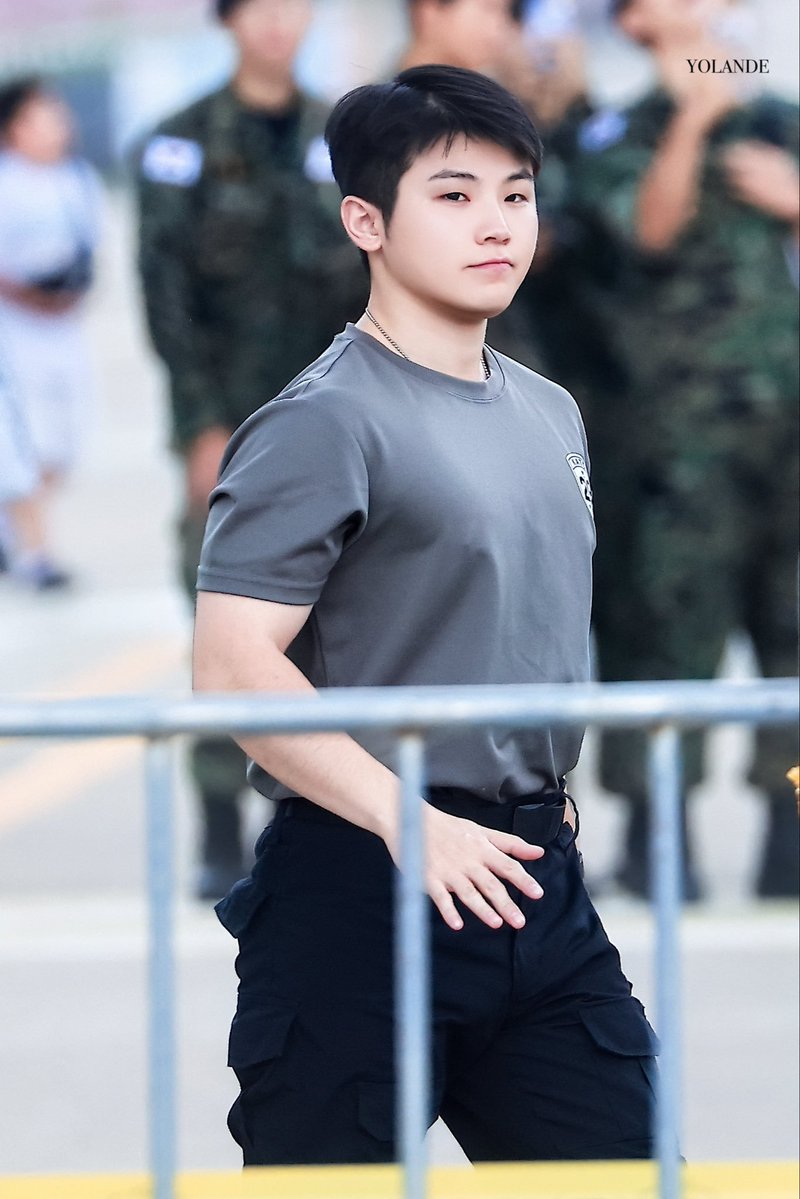 aludraexe's tweet photo. yeah woozi exactly boobs in front of my face https://t.co/AJv3uMszl4