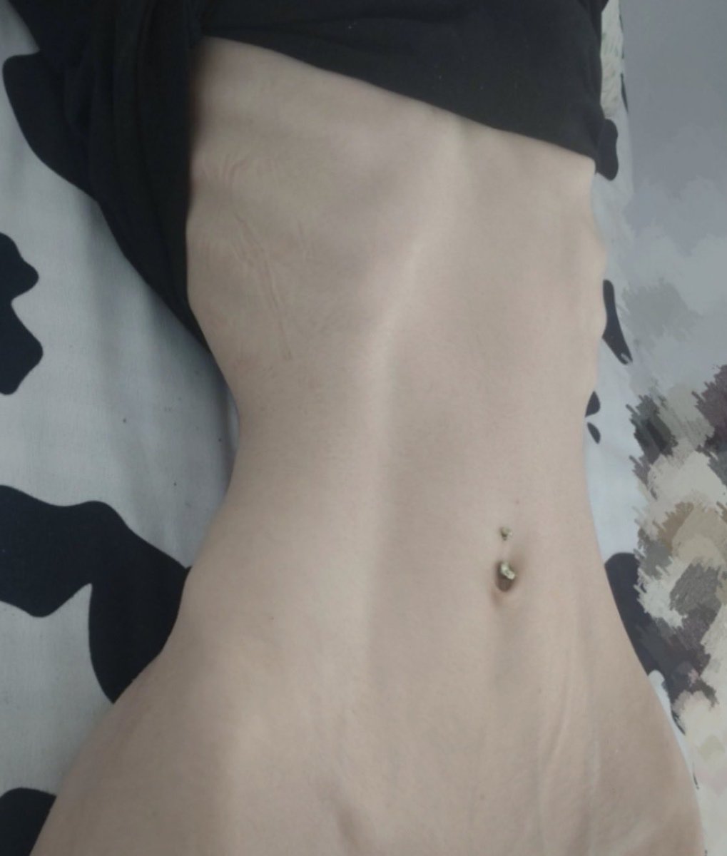 junkoinsane's tweet photo. getting huge junk cravings and it’s 3:30am and usually i’d fall into them but i cannot do that to myself again this month heres my #thinspo https://t.co/kC304IbnVn
