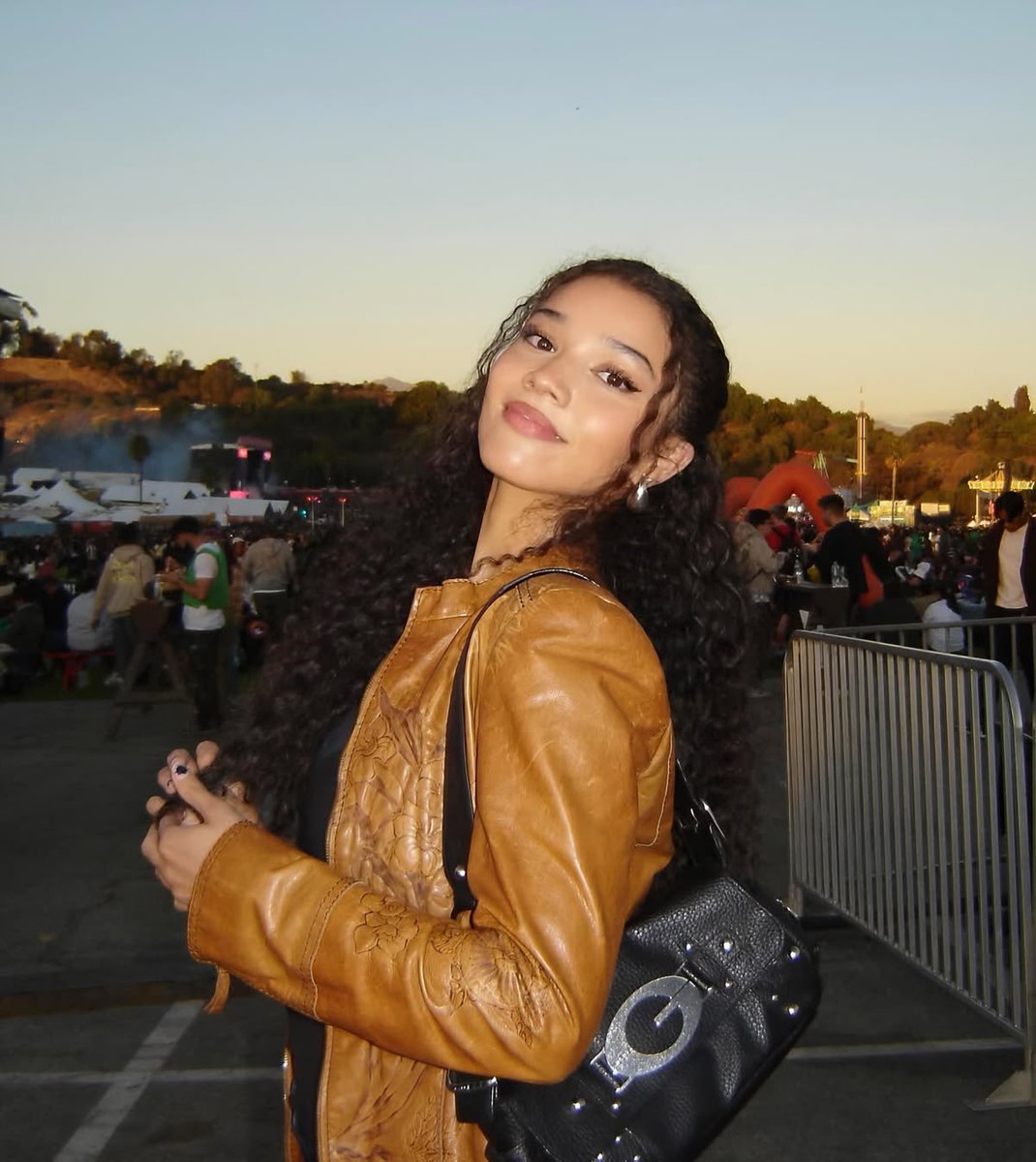 llau_baker's tweet photo. uma mini au #kylia onde: 

“Após Malia Baker ser xingada em um dos shows de Kylie Cantrall, ela decide mandar uma mensagem para Kylie confrontando a situação” 

“Malia só não esperava que Kylie queria não só resolver a situação do show, mas sim da amizade delas” https://t.co/uwt6ys6tbE