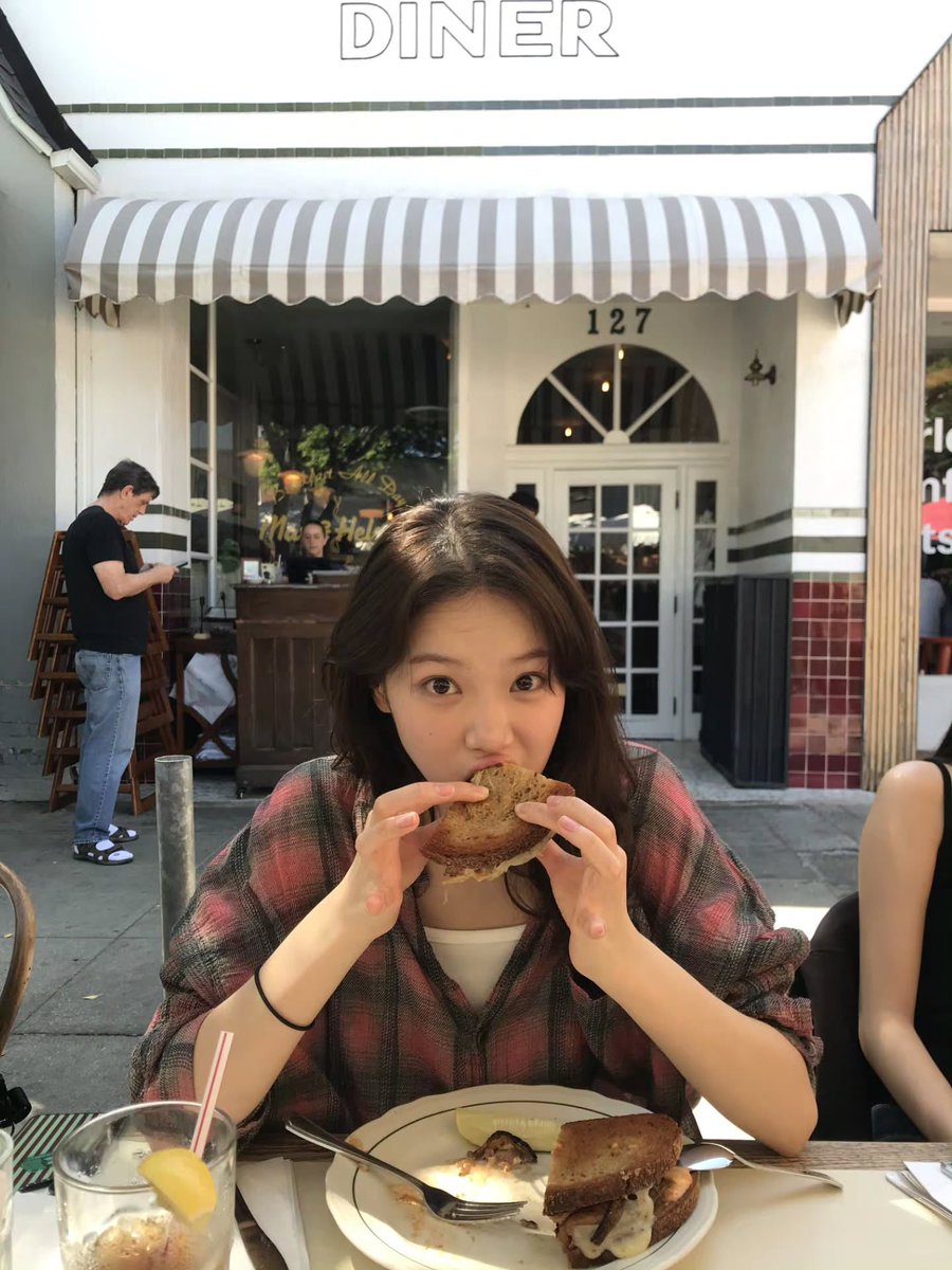 abcw_81's tweet photo. 김채원 이 사람 미국간후로 매일 제발 쌈귀자 mood 올라와서 죽을거같습니다 한국오셔야합니다 https://t.co/wiIQskDvTi