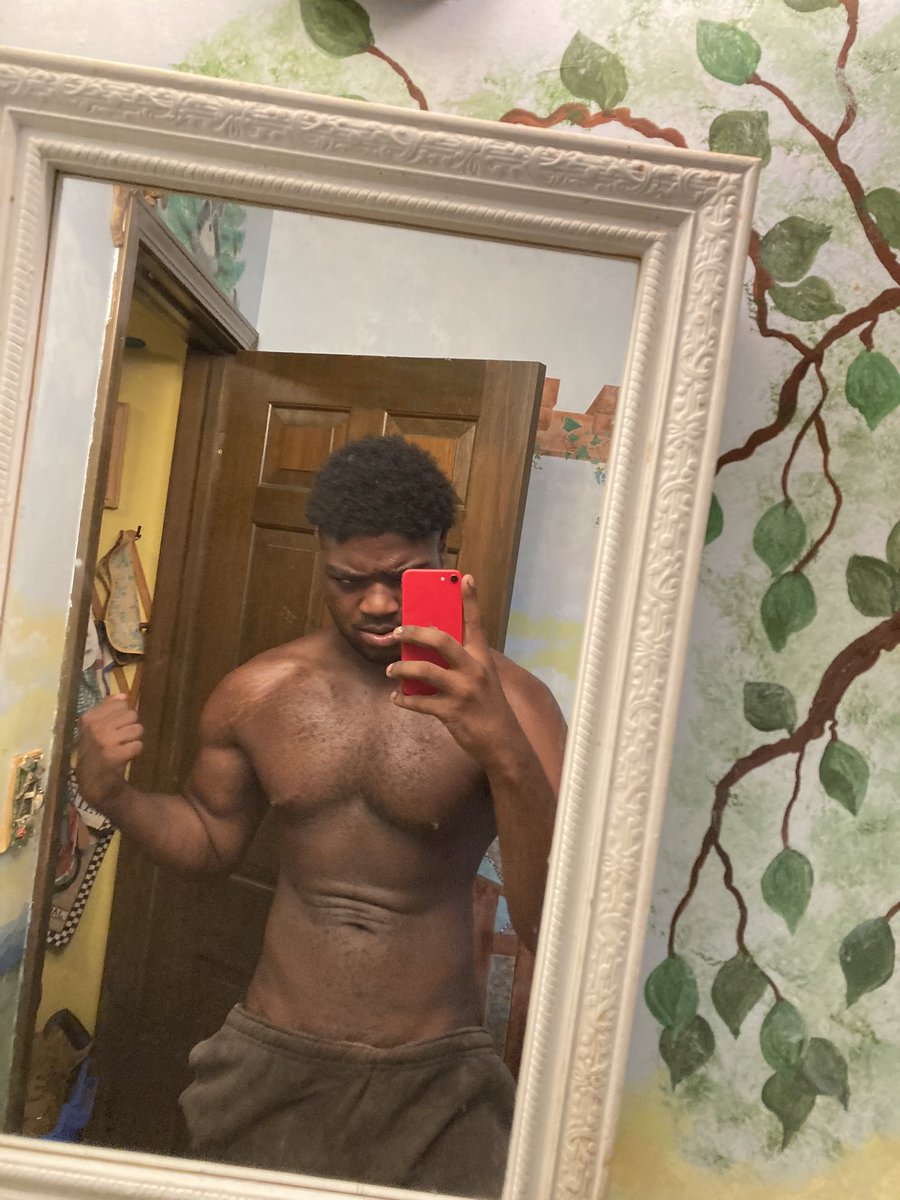 HKKShade's tweet photo. Need a pretty seniorita to mark my abs up with her nails 😘🕷️ https://t.co/XQovltLHGt