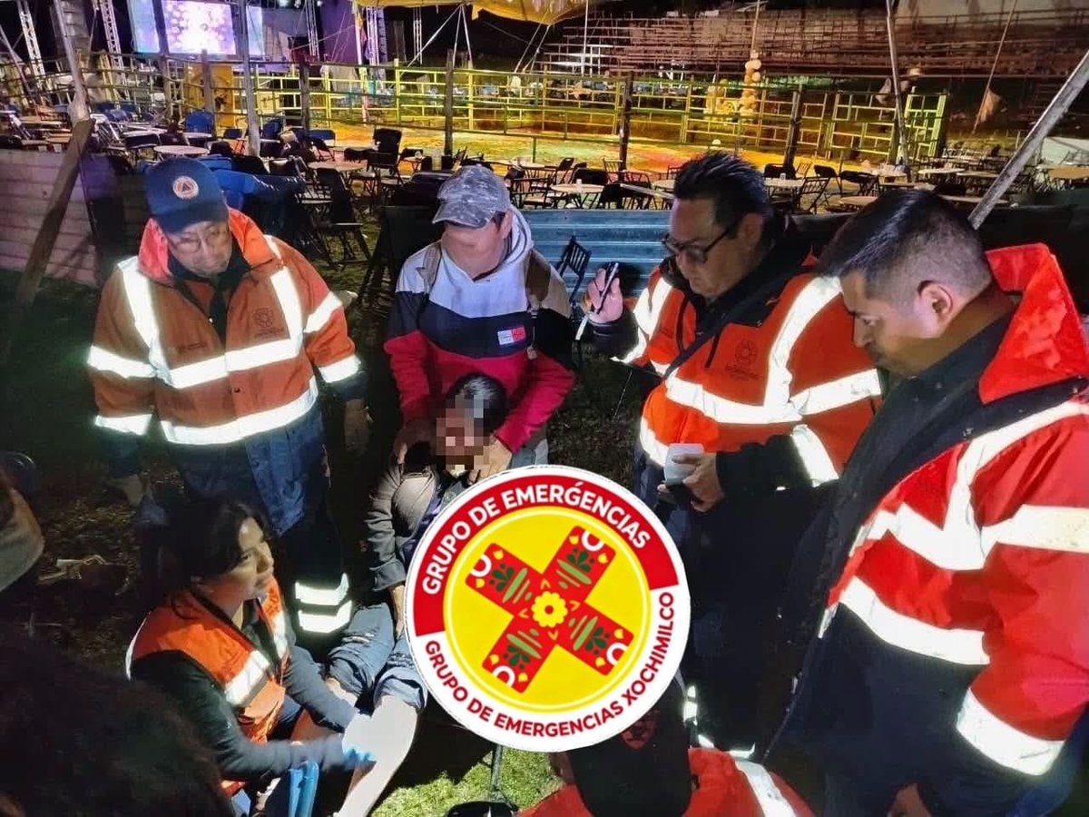 IzgMadeel's tweet photo. #Almomento
Está tarde se registra una intensa movilización de servicios de emergencia por la caída de gradas en un jaripeo en
A San Bartolomé Xicomulco San Francisco Tlalnepantla, @XochimilcoAl al lugar llegaron #RescateXochimilco #ERUM #SSC al momento van 29 lesionados. https://t.co/3kiTYjH0QA